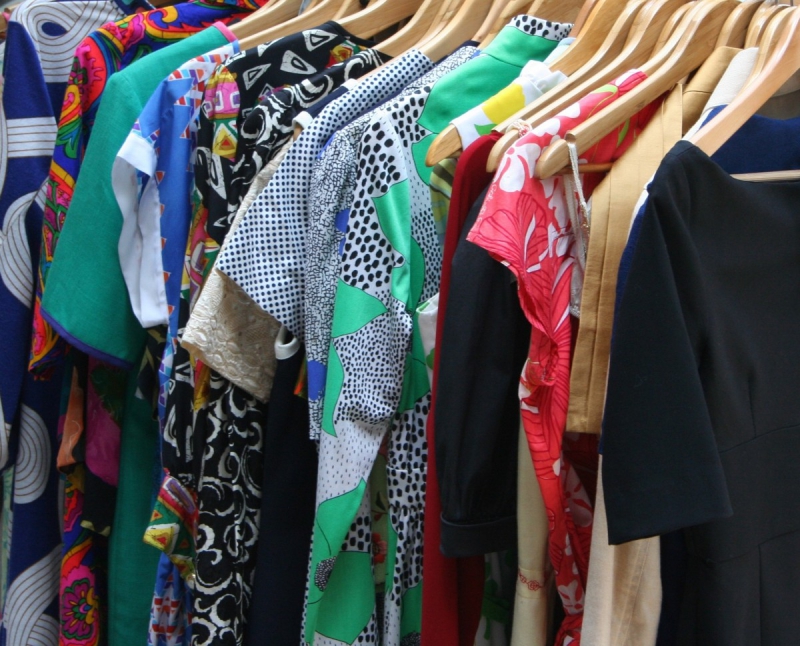 magasin-BLAUSASC-min_dresses_apparel_clothing_clothes_clothes_hangers_wooden_hangers_retail_shop_closet-1149845