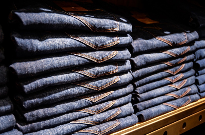 magasin-BLAUSASC-min_jeans_pants_blue_shop_shopping_shelf_exhibition_buy-940702