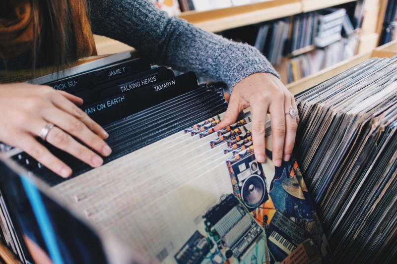 magasin-BLAUSASC-min_vinyl_records_store_shopping_retro_music_audio_album_rock-684576